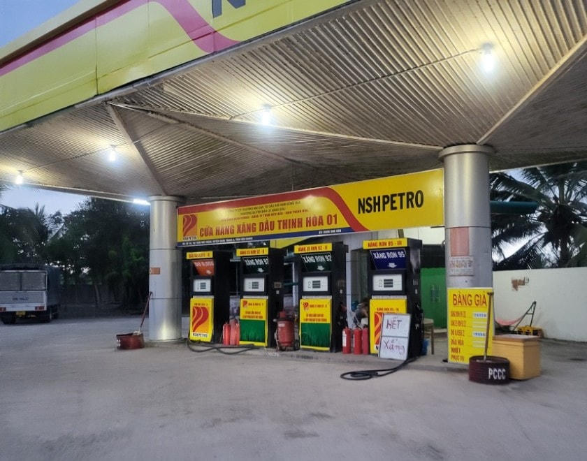 Khoảng 18h ngày 20/2/2022, ghi nhận tại cửa hàng xăng dầu Thịnh Hòa 01 (do công ty CP TM Dầu khí Nam Sông Hậu nhượng quyền bán lẻ) để bảng hết xăng. 