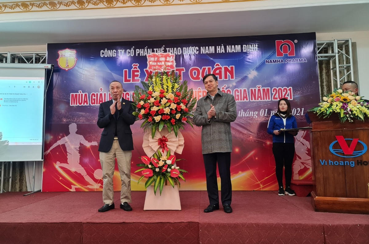 Phó Chủ tịch UBND tỉnh Nam Định Trần Lê Đoài (phải) chúc mừng Đội bóng Thành Nam.