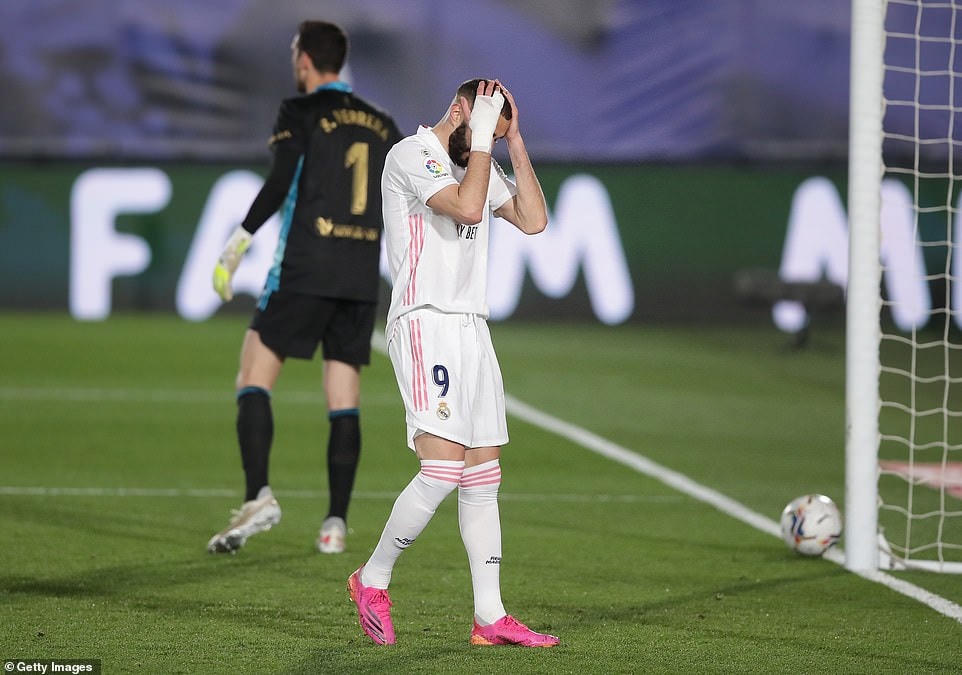 Benzema chơi thất vọng và đầy vô duyên trong hiệp 1.