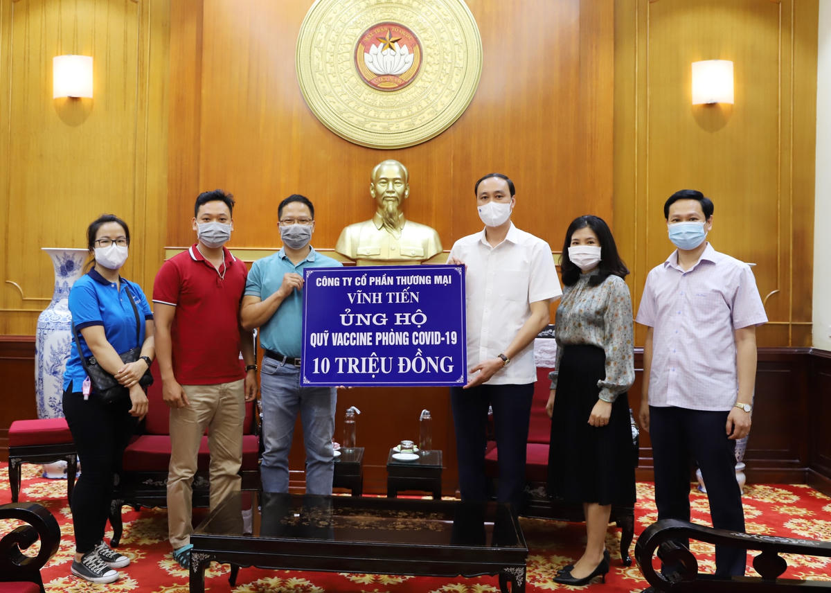 Phó Chủ tịch Phùng Khánh Tài tiếp nhận ủng hộ từ Công ty Cổ phần thương mại Vĩnh Tiến.