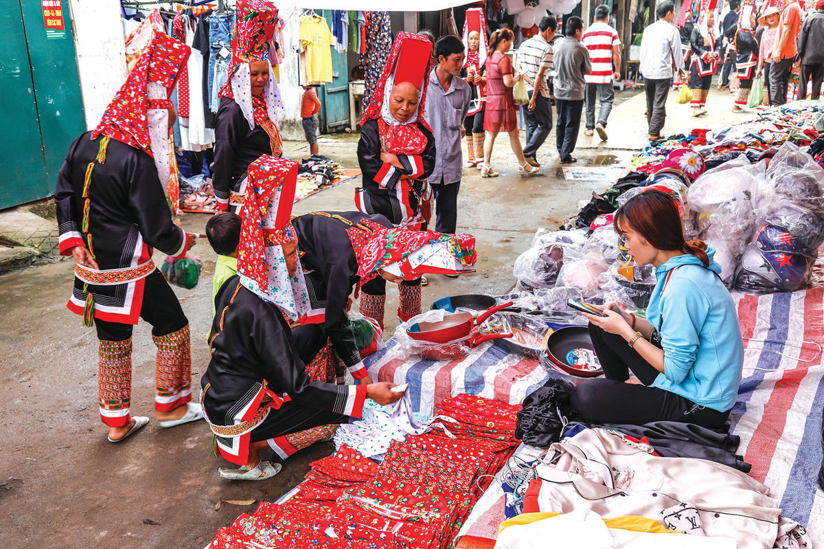 Hàng hóa tại chợ rất phong phú.