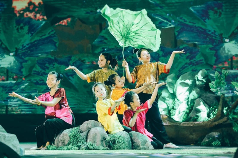 Âm nhạc cất lên với Gà gáy - Đi cấy - Lý cây đa, xóa đi những ưu tư phiền muộn, lo lắng...