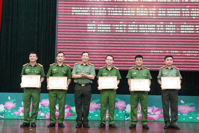 Công an tỉnh Đắk Lắk khen thưởng 5 tập thể đã có thành tích xuất sắc trong phong trào toàn dân bảo vệ an ninh Tổ quốc.