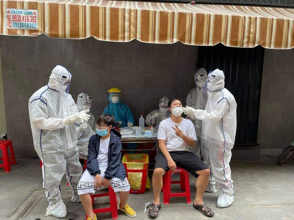 Lấy mẫu xét nghiệm tại quận Tân Phú.