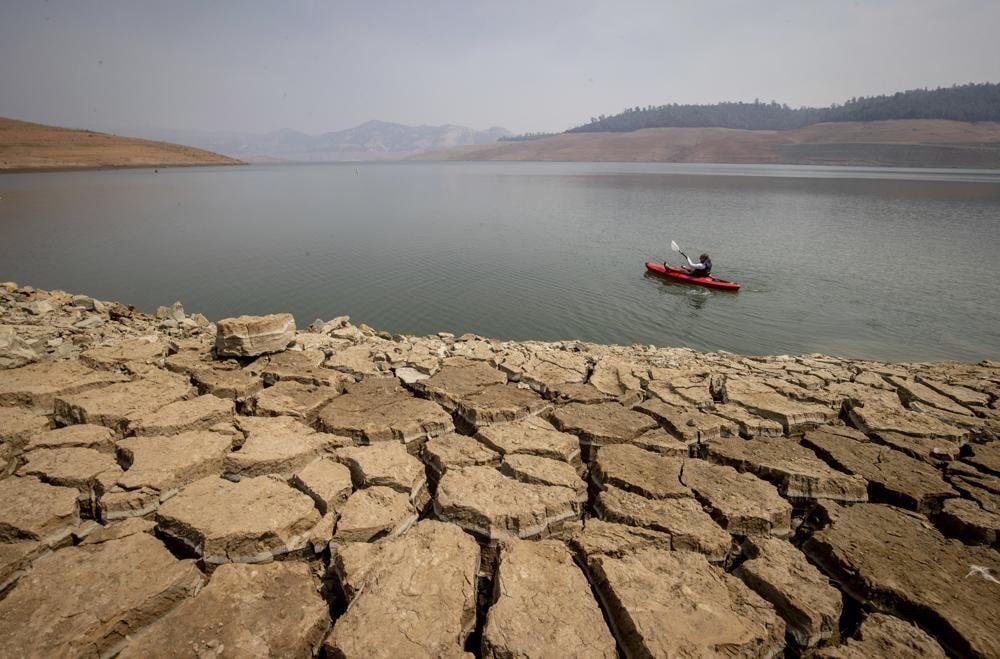 Hồ Oroville trong tình trạng hạn hán kéo dài ở thành phố Oroville, bang California, Mỹ hồi tháng 8/2021. Ảnh: AP.
