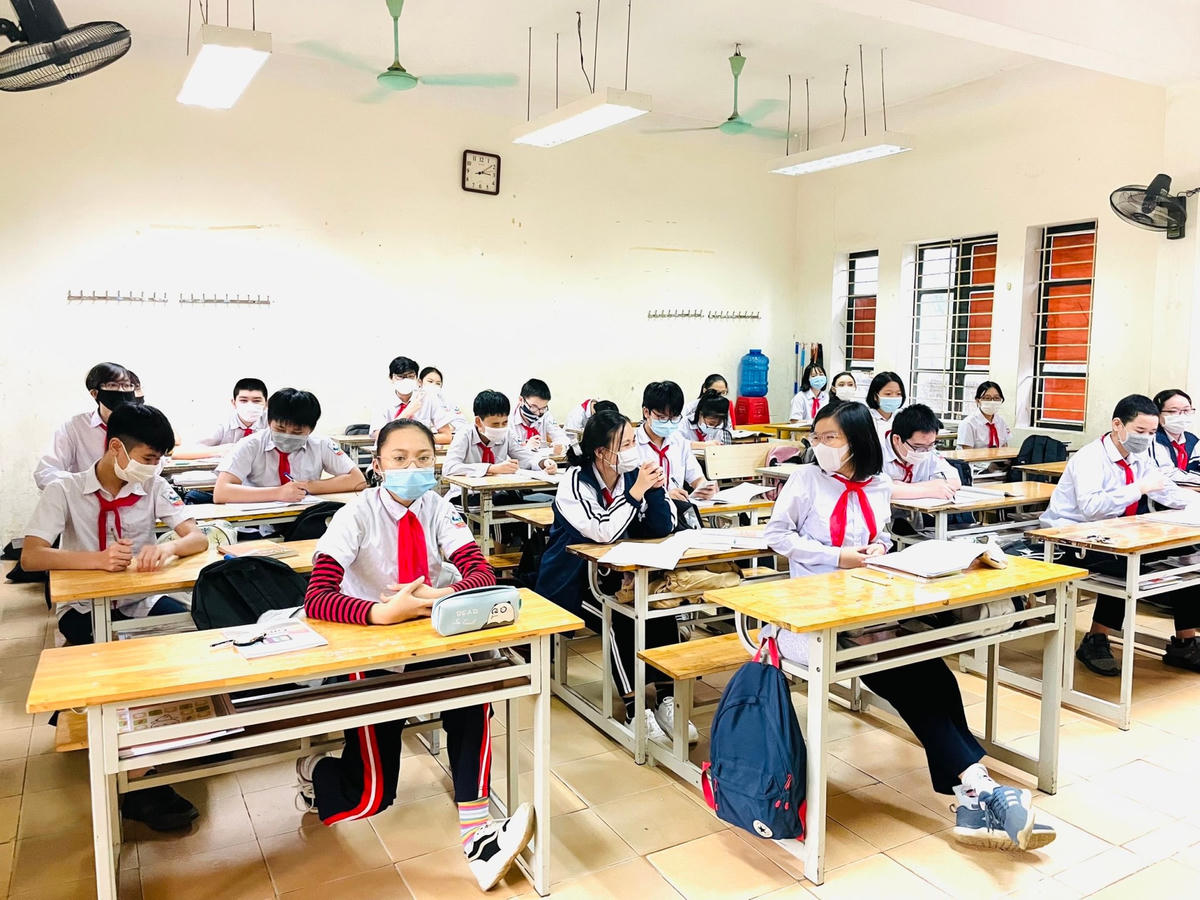 Học sinh Trường THCS Xuân Mai A phấn khởi trong ngày đầu trở lại trường sau thời gian dài học trực tuyến.
