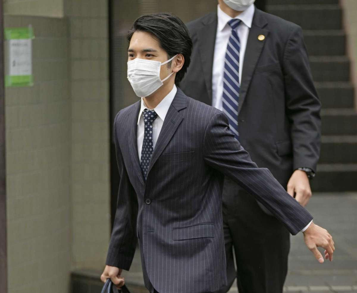 Kei Komuro, hôn phu của Công chúa Mako, rời nhà riêng ở Yokohama, phía nam Tokyo. Ảnh: AP.