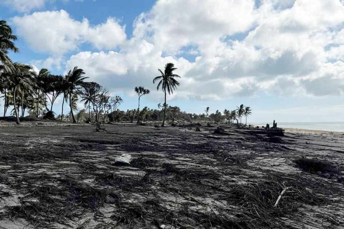 Tàn dư dọc theo các bãi biển phía tây của hòn đảo chính Tongatapu thuộc Tonga. Ảnh: The Guardian.