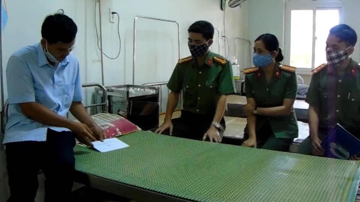 Công an tỉnh Quảng Ngãi thăm hỏi động viên Đại úy Văn. (Ảnh CA cung cấp)
