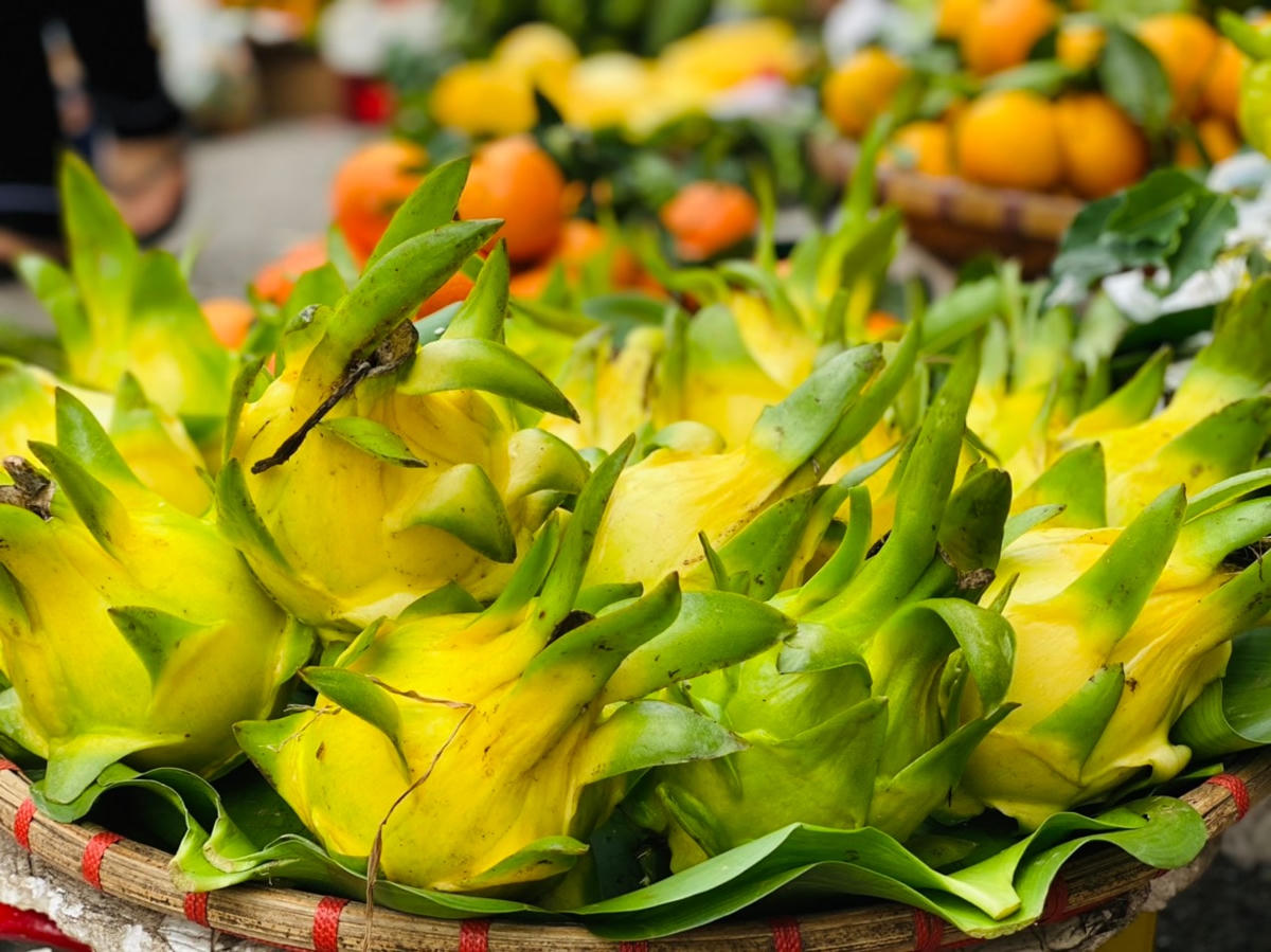 Người dân Quảng Ninh đổ đi sắm Tết