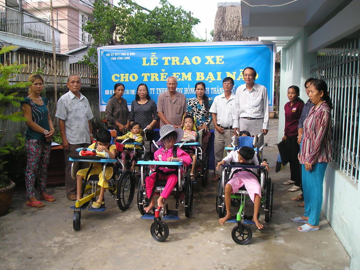 Ông Sáu Kỳ trong lễ trao xe cho trẻ em bại não.