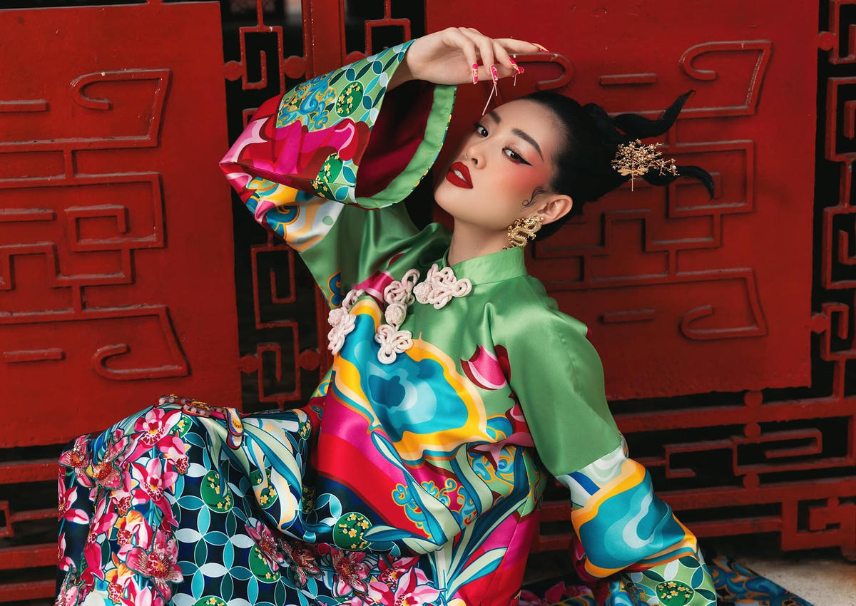 Lối trang điểm đậm cùng thần thái sắc sảo.