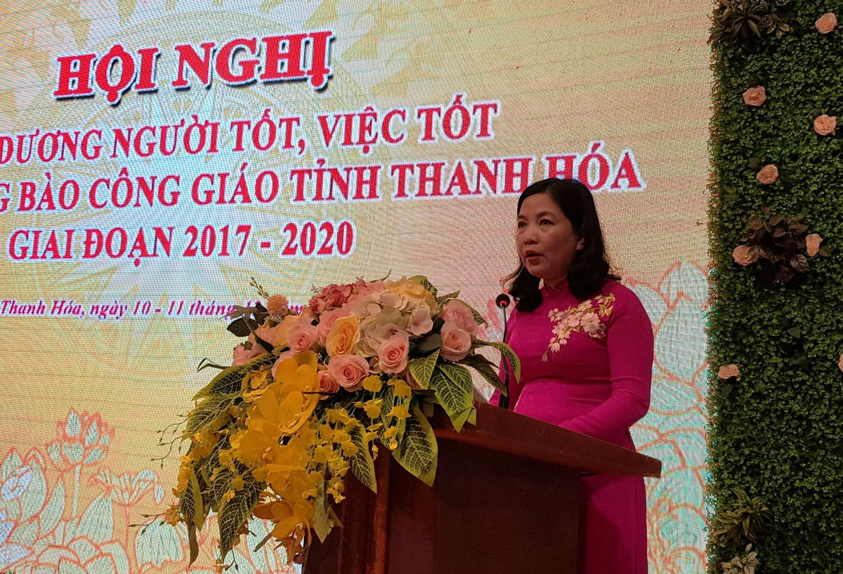 Bà Phạm Thị Thanh Thủy, Chủ tịch UBMTTQ, kiêm Trưởng ban Dân Vận tỉnh Thanh Hóa phát biểu tại hội nghị.
