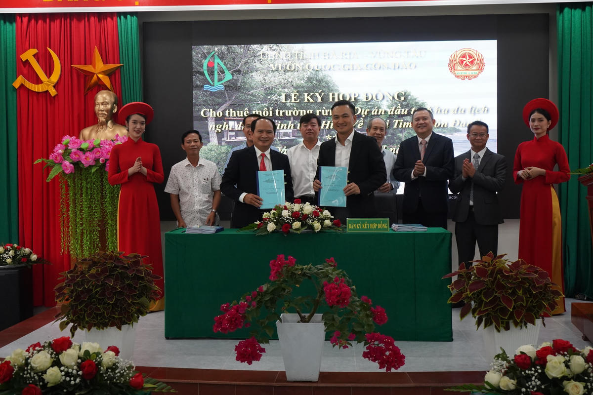 Đại diện lãnh đạo các bên ký kết hợp đồng cho thuê môi trường rừng.