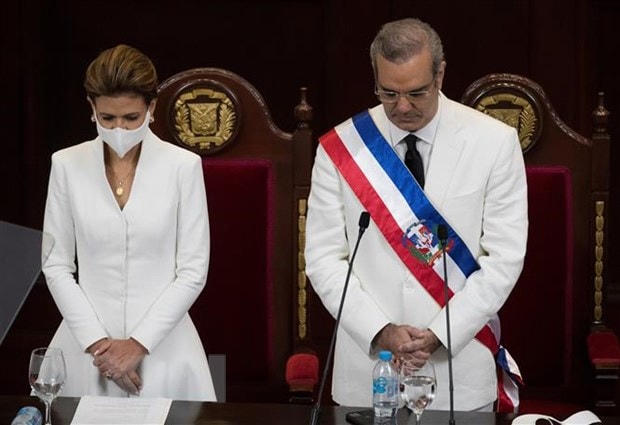 Tổng thống đắc cử của Cộng hòa Dominicana, ông Luis Rodolfo Abinader (phải) và Phó Tổng thống Raquel Pena tại lễ tuyên thệ nhậm chức ở thủ đô Santo Domingo, ngày 16/8/2020. (Ảnh: AFP/TTXVN).