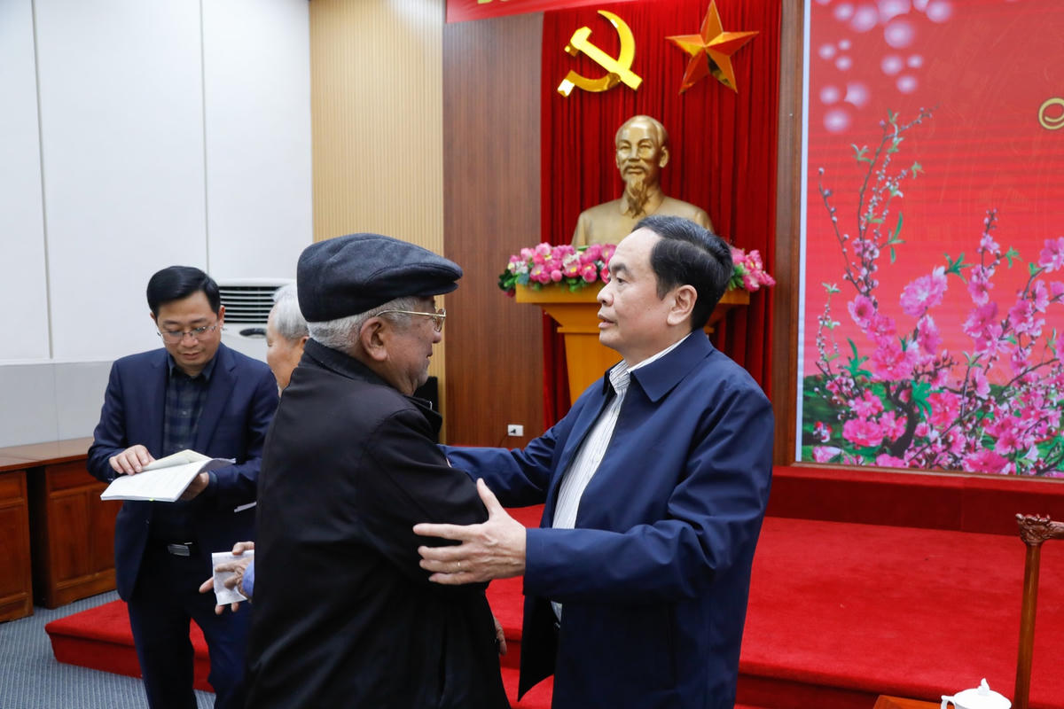 Chủ tịch UBTƯ MTTQ Trần Thanh Mẫn thăm hỏi nguyên Chủ tịch UBTƯ MTTQ Việt Nam Phạm Thế Duyệt.