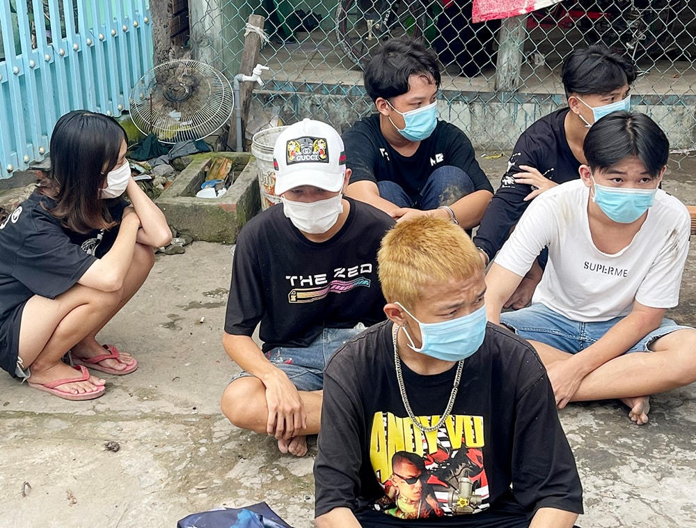 Nhóm thanh thiếu niên đang tập hợp lại chuẩn bị để đi đánh nhau thì bị công an phát hiện, ngăn chặn.