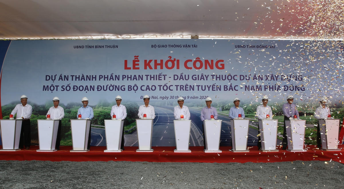 Phó Thủ tướng Trương Hòa Bình cùng các đại biểu nhấn nút khởi công dự án cao tốc Phan Thiết – Dầu Giây. Ảnh M.Hùng.
