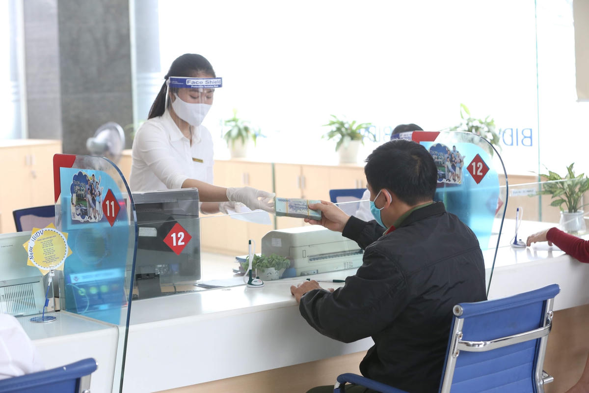 Giao dịch ngân hàng. Ảnh: Quang Vinh.