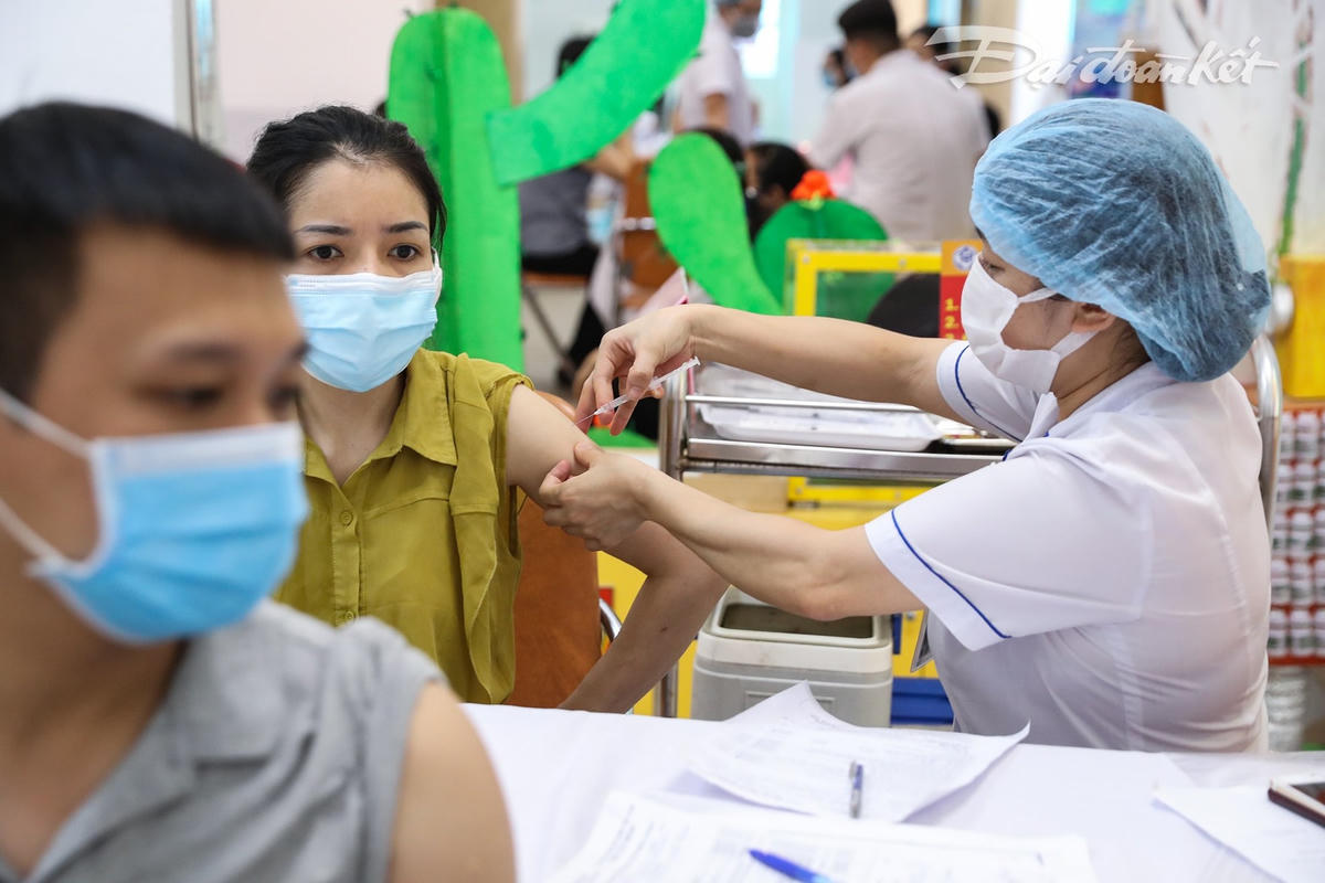 Nhân viên y tế thực hiện tiêm vaccine cho người dân. Ảnh: Quang Vinh. 
