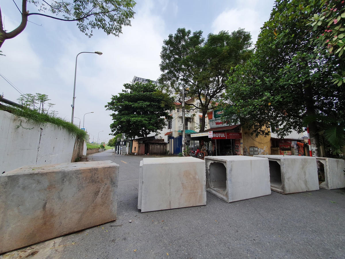 Được biết, phường Long Biên đã tiến hành dựng nên 44 chốt chặn, trong đó có nhiều chốt "cứng" bằng bê tông, gạch, container.