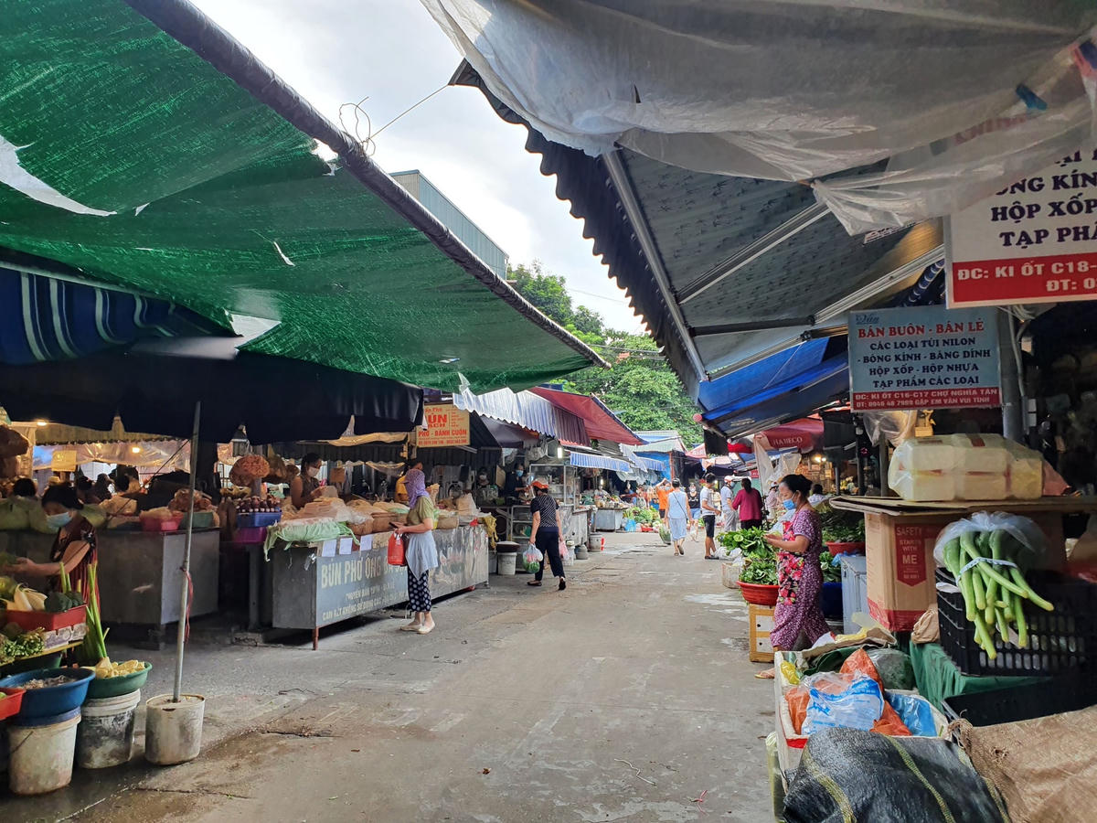 Chợ Nghĩa Tân (quận Cầu Giấy) vắng vẻ ngay trong ngày rằm.