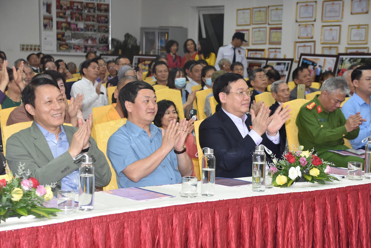 Bí thư Thành ủy Hà Nội Vương Đình Huệ, Phó Chủ tịch - Tổng Thư ký UBTƯ MTTQ Việt Nam Hầu A Lềnh cùng các đại biểu dự Ngày hội.