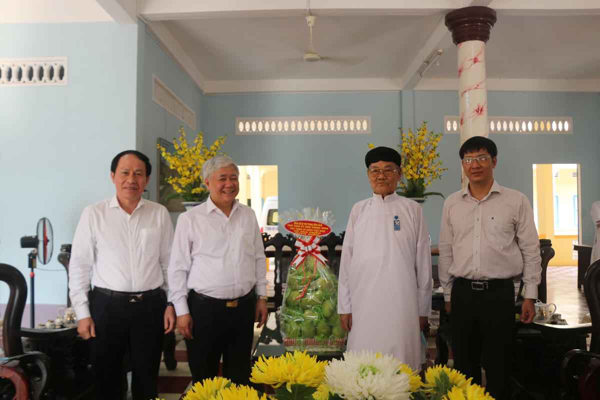 Chủ tịch UBTƯ MTTQ Việt Nam Đỗ Văn Chiến; Phó Chủ tịch - Tổng Thư ký UBTƯ MTTQ Việt Nam Lê Tiến Châu chụp ảnh lưu niệm cùng Đầu sư Thượng Tám Thanh, Chưởng quản Hội Thánh Cao Đài Tòa thánh Tây Ninh.