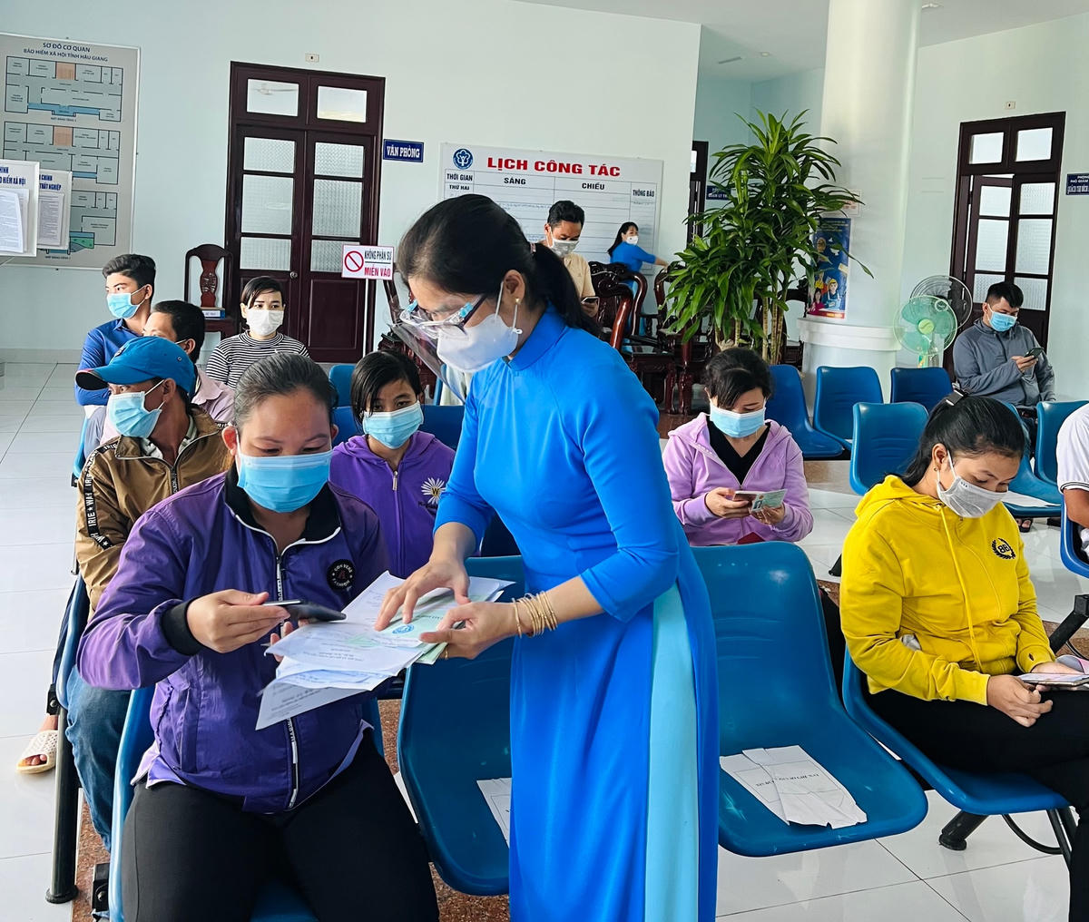 Cán bộ VCCC BHXH tỉnh hướng dẫn người dân làm thủ tục hưởng hỗ trợ bảo hiểm thất nghiệp.