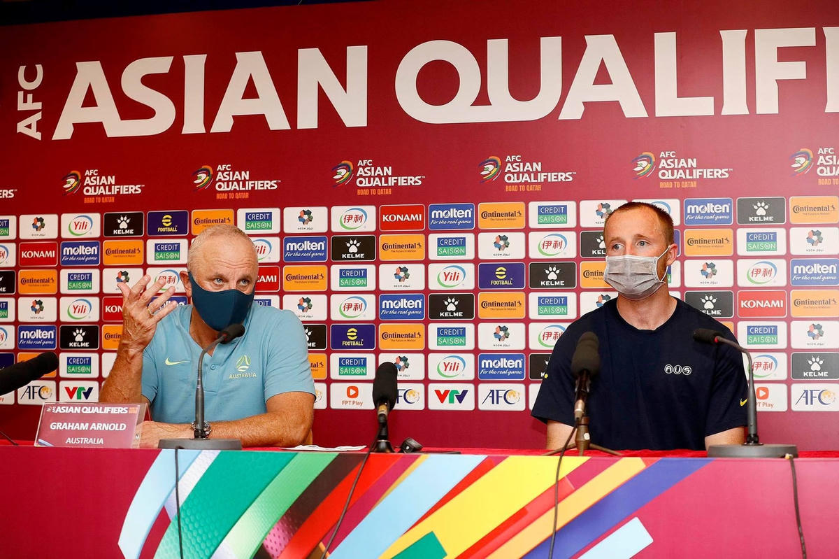 HLV trưởng của tuyển Australia – ông Graham Arnold đã thẳng thắng thừa nhận việc học trò của mình đã để bóng chạm tay trong vòng cấm.