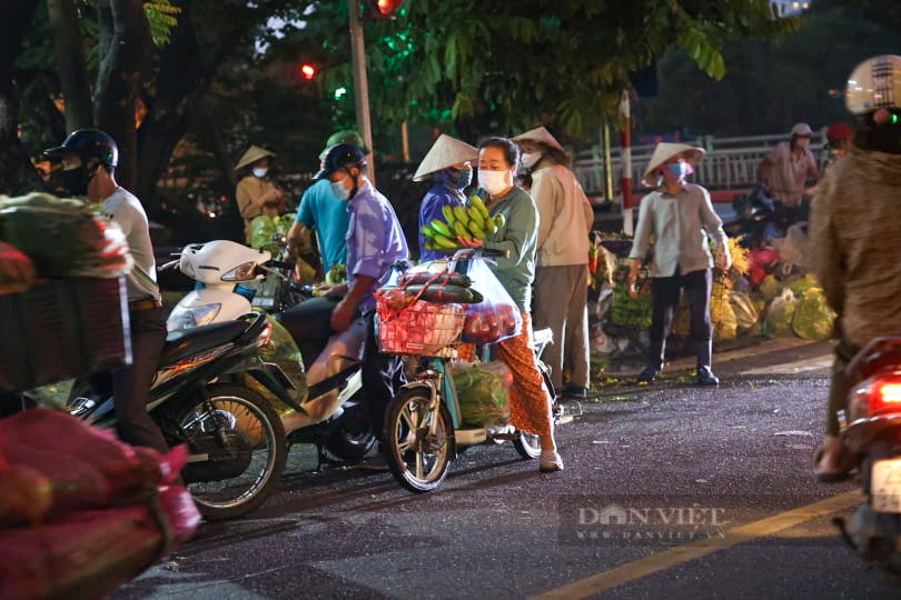 Ngay từ 5h sáng đã có nhiều người tranh thủ đi chợ sớm. Ảnh: Dân Việt.