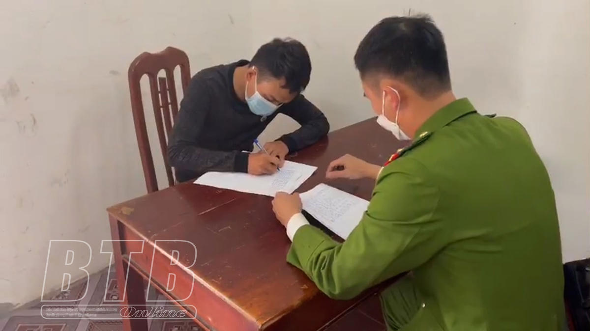 Huy khai báo về hành vi phạm tội. Ảnh: Báo Thái Bình.