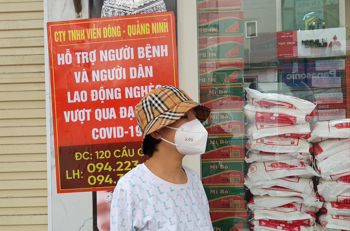 Trao đổi với PV Đại Đoàn Kết Online, chị Phan Hồng, người đứng ra tổ chức chương trình phát quà hỗ trợ này cho hay: "Các đợt dịch trước, tôi cùng các thành viên trong gia đình cũng thường xuyên thực hiện các đợt tình nguyện hỗ trợ bà con ở các địa phương. Tuy nhiên lần này nhận thấy tình hình dịch bệnh tại Hà Nội cũng căng thẳng, nhiều người lao động, sinh viên không thể về quê lại gặp rất nhiều khó khăn nên tôi quyết định sẽ hỗ trợ mọi người một phần. 