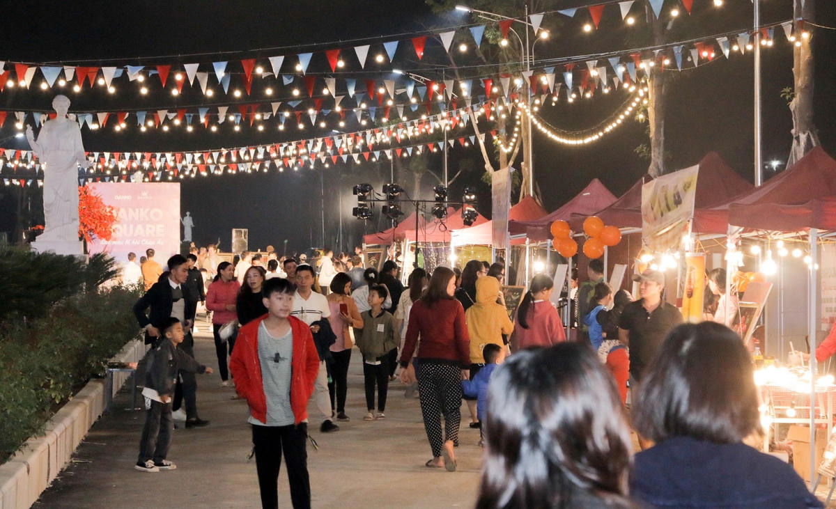 Lễ hội thu hút đông người đến tham quan, mua sắm.