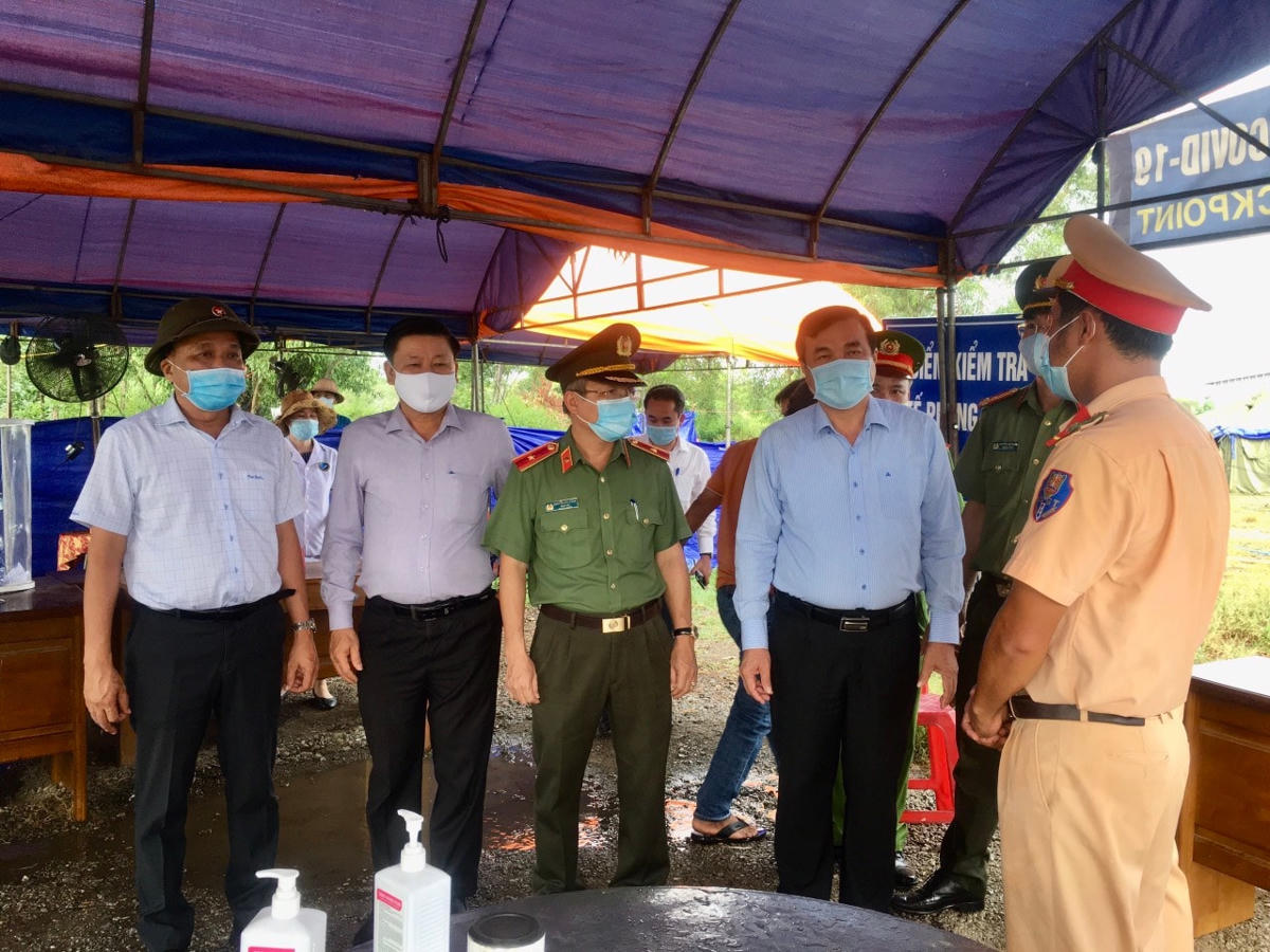 Lãnh đạo tỉnh kiểm tra tại một chốt chống dịch.