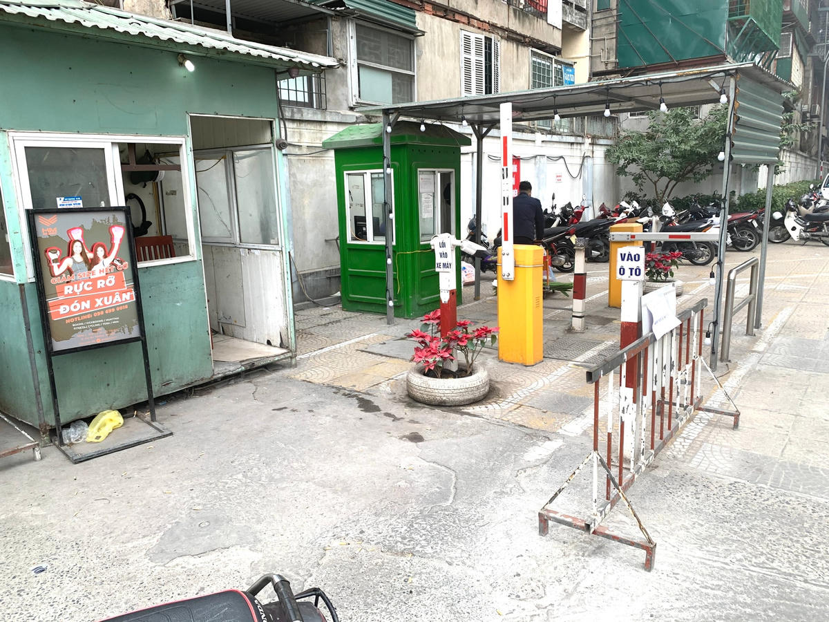[ẢNH]: Quận Hai Bà Trưng phong toả khu vực chung cư N03 Lạc Trung 