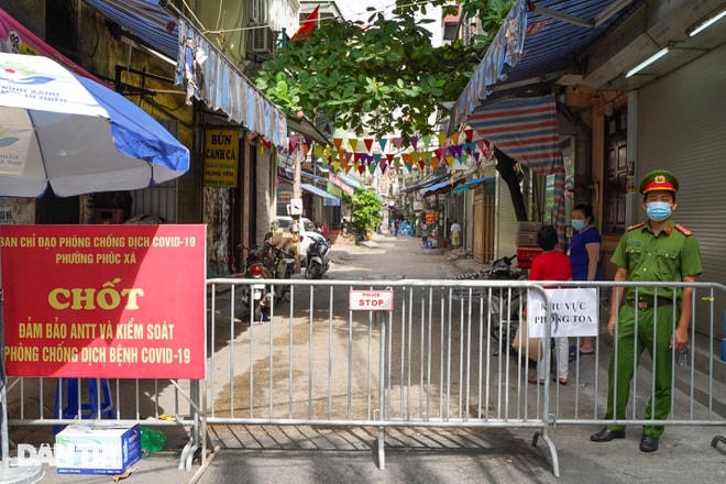 Khu vực phong tỏa vì liên quan đến các ca mắc Covid-19 tại phường Phúc Xá, quận Ba Đình, Hà Nội. Ảnh: Thủy Tiên.