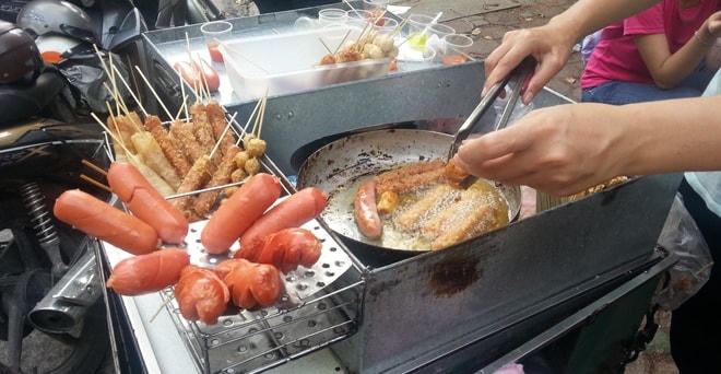 Cần chú ý khi ăn uống để tránh ngộ độc thực phẩm.