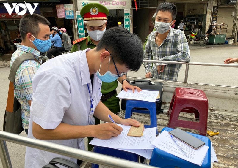 Hà Nội xử phạt hàng loạt trường hợp không đeo khẩu trang khi ra đường