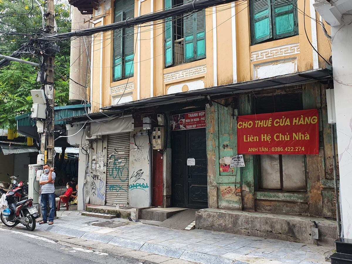Xuất hiện khắp nơi những thông báo cho thuê cửa hàng.