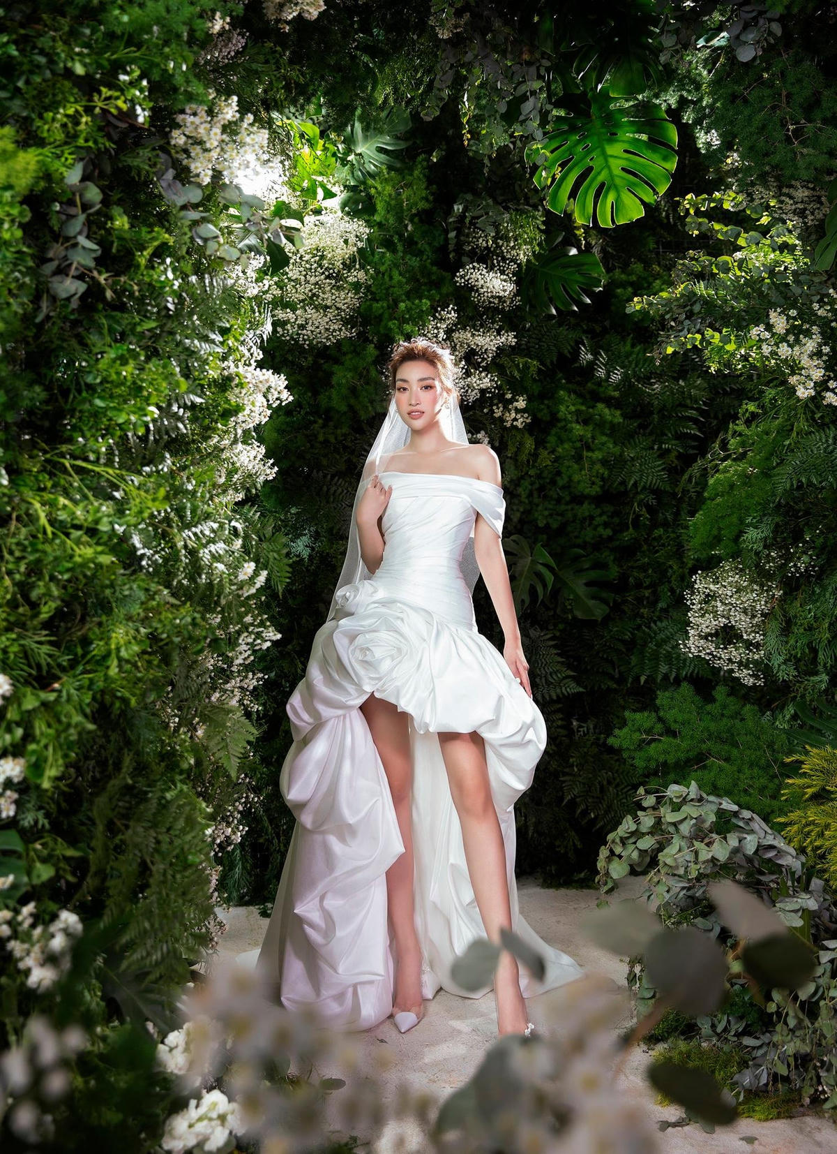 Hoa hậu Đỗ Mỹ Linh đẹp rạng ngời khi làm cô dâu