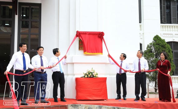 Lãnh đạo tỉnh Thái Bình thực hiện nghi thức gắn biển công trình. Nguồn: Báo Thái Bình.