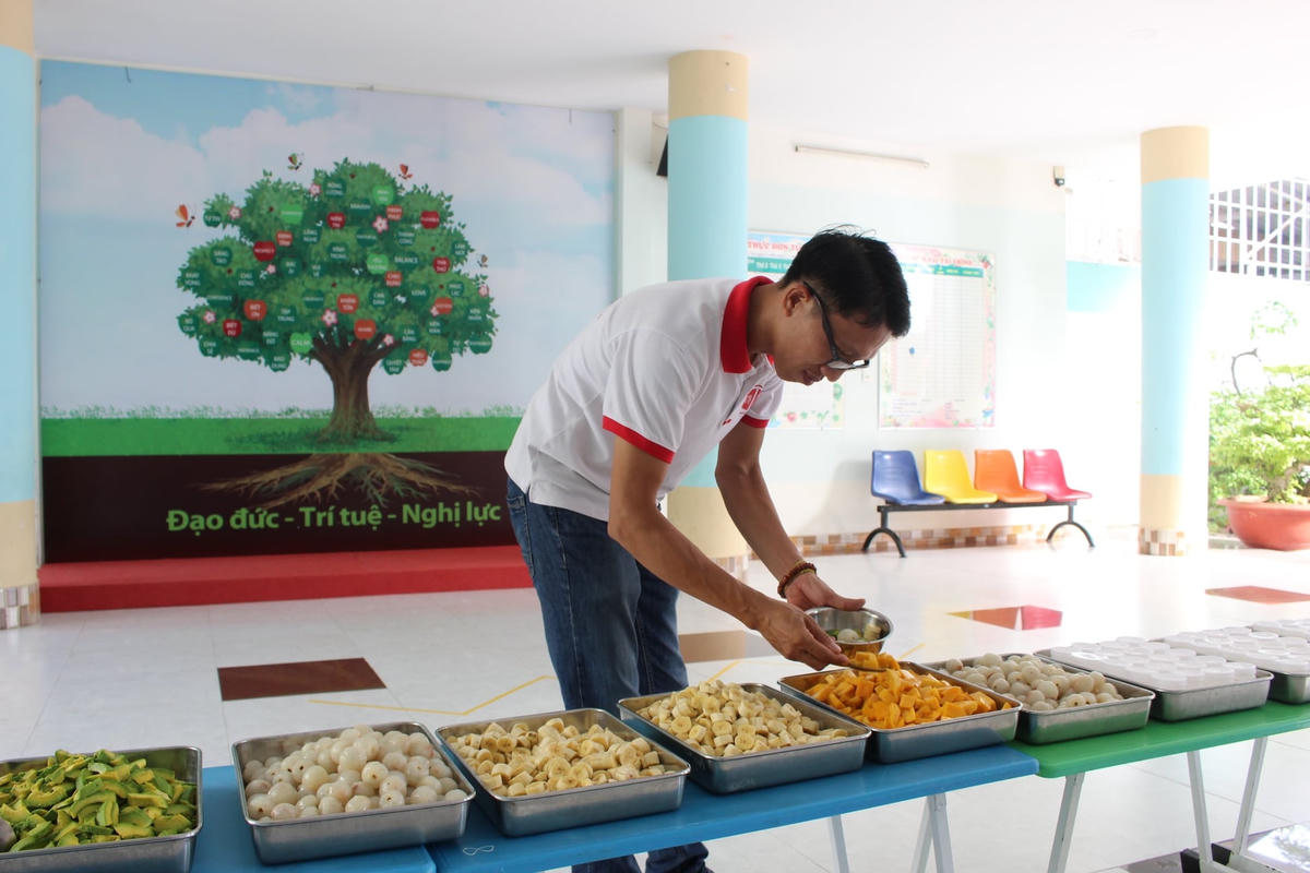 Ý tưởng viết lời nhắn trên mỗi suất cơm được anh Nguyễn Tiến Danh và các tình nguyện viên nghĩ ra. Ảnh: NVCC