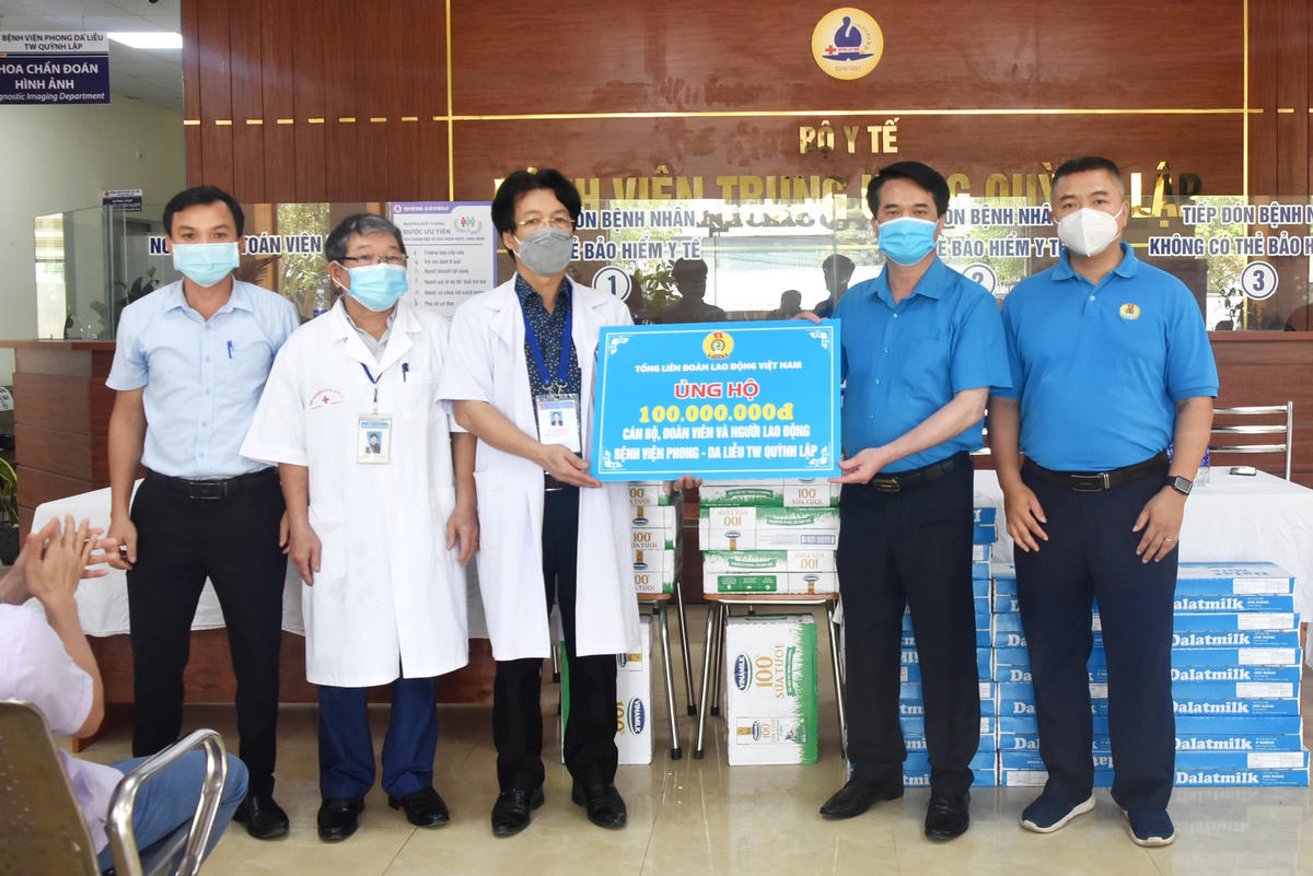 Trao số tiền hỗ trợ của Tổng Liên đoàn Lao động Việt Nam cho Bệnh viện Phong - Da Liễu TƯ Quỳnh Lập.