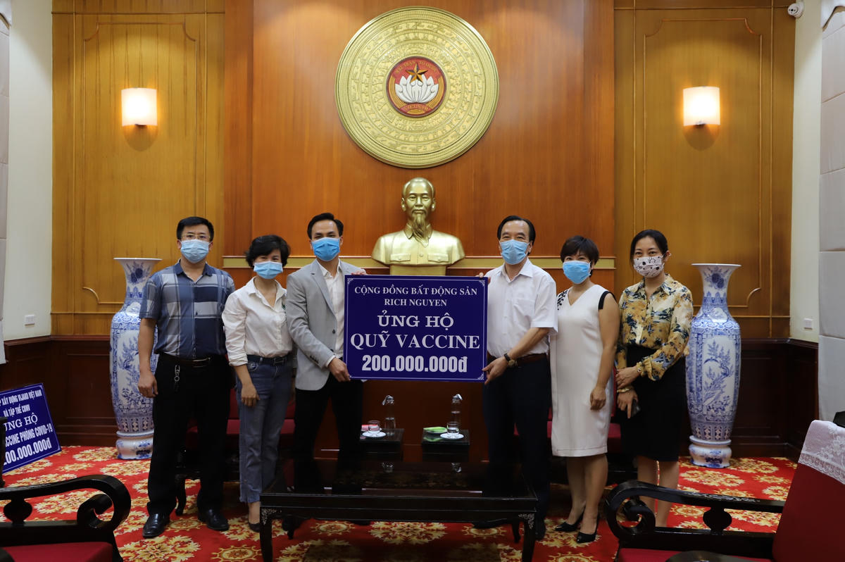 Phó Chủ tịch Ngô Sách Thực tiếp nhận ủng hộ từ Cộng đồng bất động sản Rich Nguyen.