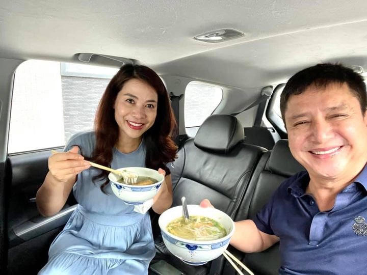 Nghệ sĩ Chí Trung vui vẻ ăn phở gà trên ô tô cùng bạn gái Ý Lan khi các hàng quán ở Hà Nội vẫn chỉ cho bán mang về.