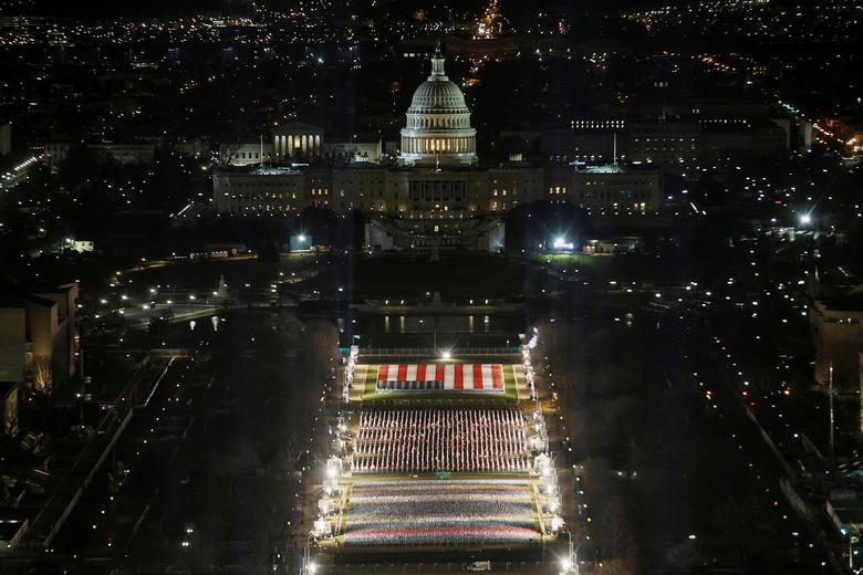 "Cánh đồng cờ" được chiếu sáng trên National Mall khi Tòa nhà Quốc hội Hoa Kỳ được chuẩn bị cho lễ nhậm chức của Tổng thống đắc cử Joe Biden. Ảnh: Reuters.
