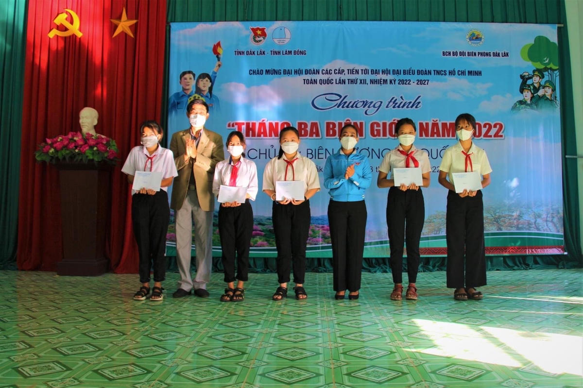 Các em học sinh xã biên giới Krông na, huyện Buôn Đôn được nhận học bổng tại chương trình.