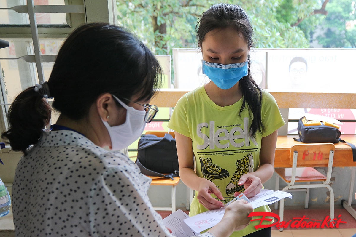 Trước môn thi đầu tiên trong sáng nay 3/9, những thí sinh tham gia thi trong đợt 2 đã đến làm thủ tục nhận phòng thi tại trường THPT Việt Đức.