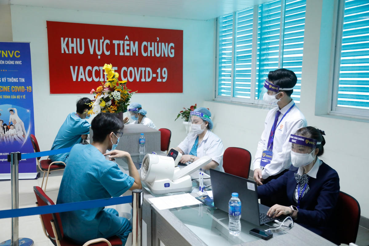 Tiêm vaccine ngừa Covid-19 cho người dân tại Bệnh viện Thanh Nhàn. Ảnh: Quang Vinh